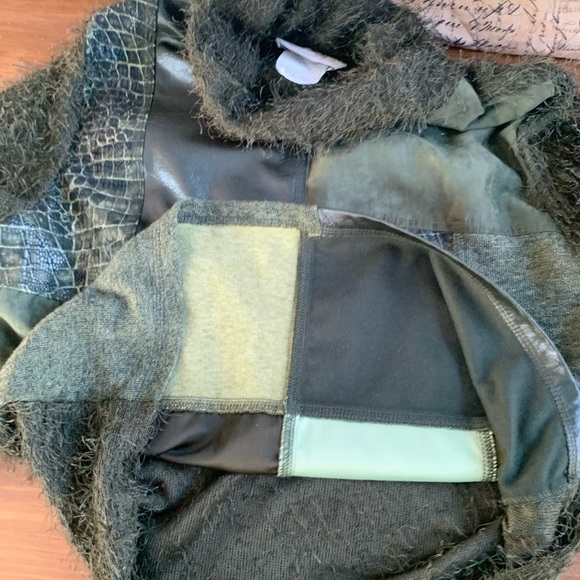 2 Piece-ERIC RYAN SPORT Green Faux Leather outfit, Size 10 - Picture 13 of 14